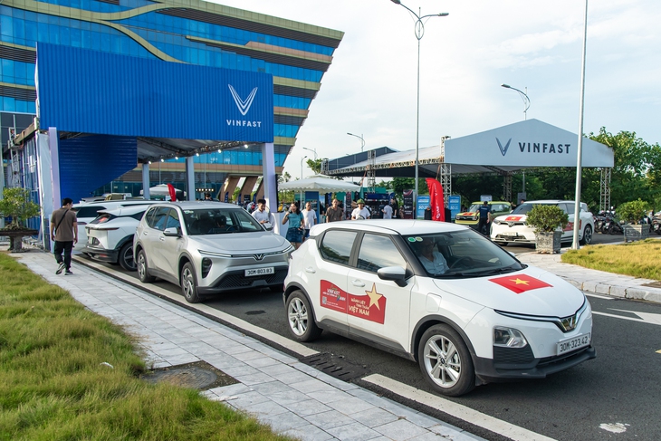 Khách Việt đổ về VMF 2025 'test' loạt xe VinFast: Lái thử, trúng thật, có người mang xe ngay về nhà - Ảnh 1.