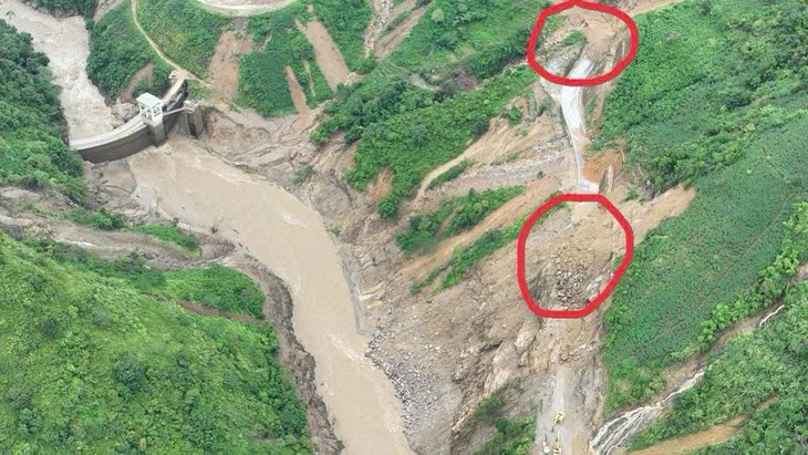 Xe bán tải cùng 3 người mất tích bí ẩn: Tìm thấy xe ô tô dưới đống đất đá sạt lở - Ảnh 2.