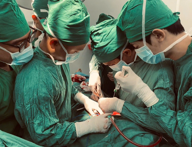 Bệnh viện tỉnh cứu sống thanh niên bị tai nạn vỡ tim - Ảnh 1.