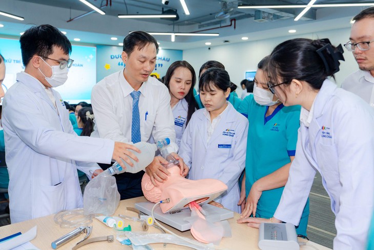 Long Châu hợp tác cũng Đại học Y Dược chuẩn hóa kỹ năng, đảm bảo an toàn từng mũi tiêm - Ảnh 3.