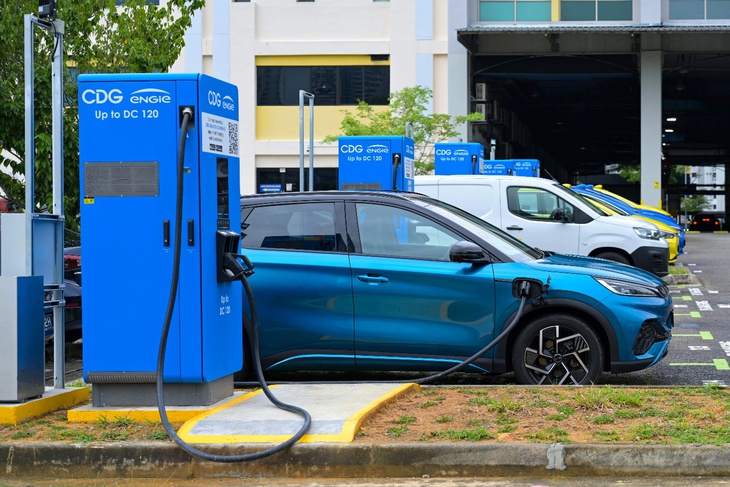 Singapore ngừng đăng ký mới xe chạy xăng từ năm 2030 - Ảnh 1.