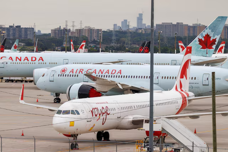 Hãng hàng không Canada phục vụ rượu miễn phí ở hạng phổ thông để giữ chân khách - Ảnh 1.