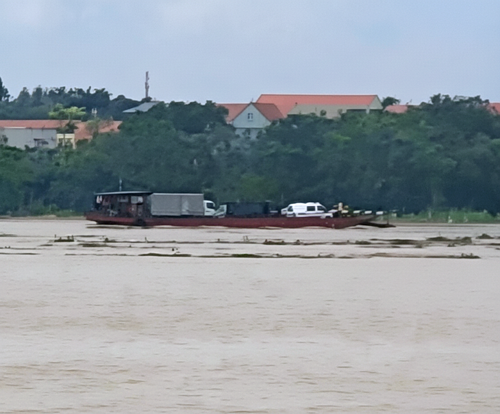 Lũ sông Hồng cuồn cuộn, phà vẫn chở khách từ Hưng Yên băng qua Hà Nội - Ảnh 1.