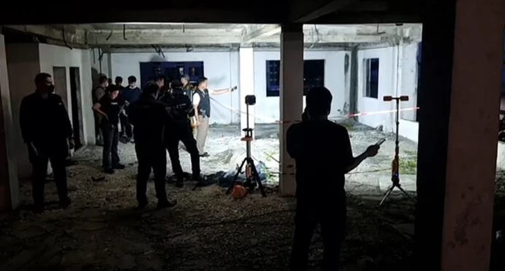 Tìm được điện thoại mất, người đàn ông sốc khi thấy ảnh chụp hài cốt trong nhà hoang - Ảnh 2.