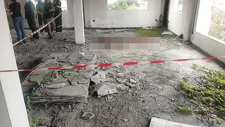 Tìm được điện thoại mất, người đàn ông sốc khi thấy ảnh chụp hài cốt trong nhà hoang - Ảnh 4.