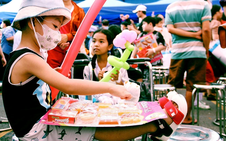 Chiến sĩ công an đi từng nhà trọ, tặng quà Trung thu cho bệnh nhi ung thư - Ảnh 2.