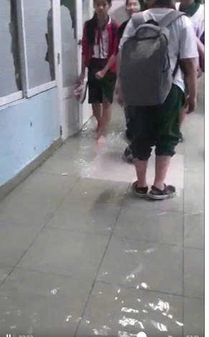 Một trường học tại TP.HCM cứ mưa to là ngập, thầy cô phải tát nước - Ảnh 2.