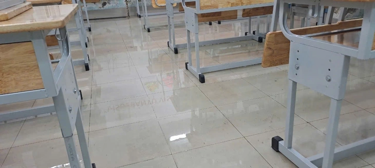 Một trường học tại TP.HCM cứ mưa to là ngập, thầy cô phải tát nước - Ảnh 4.