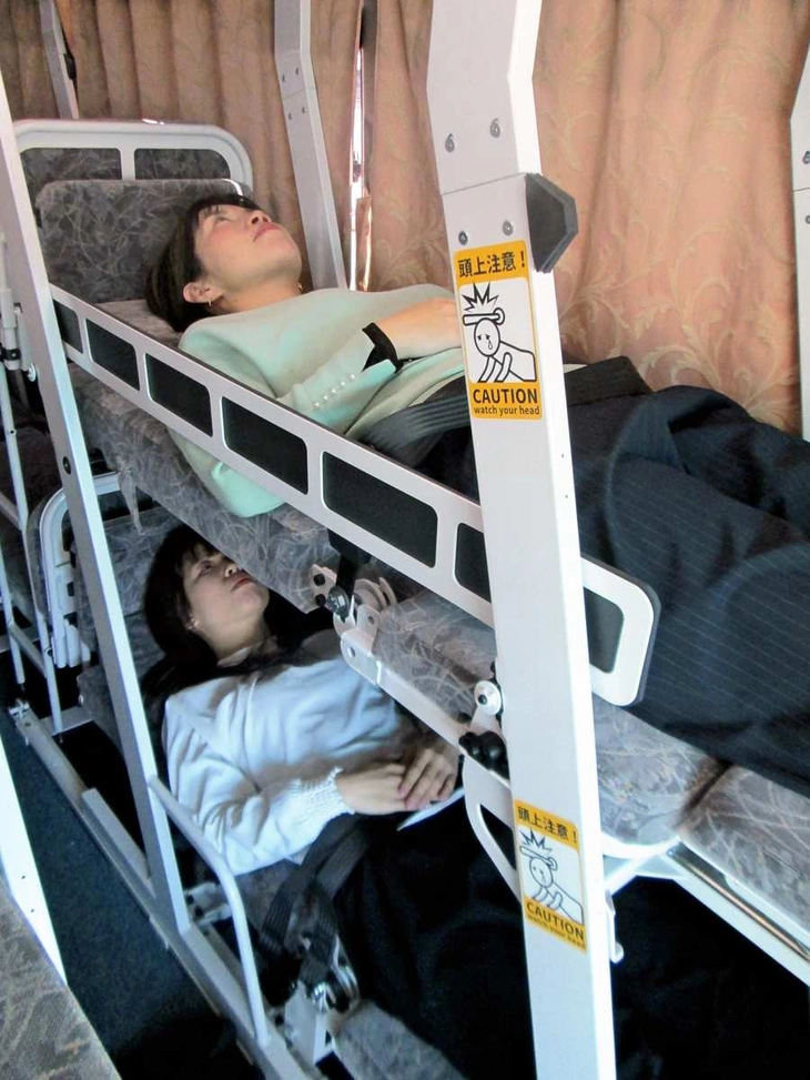 Xe giường nằm độc đáo: Có vách ngăn, khách phải thắt dây an toàn, chỉ có thể nằm khi xe đi - Ảnh 6.