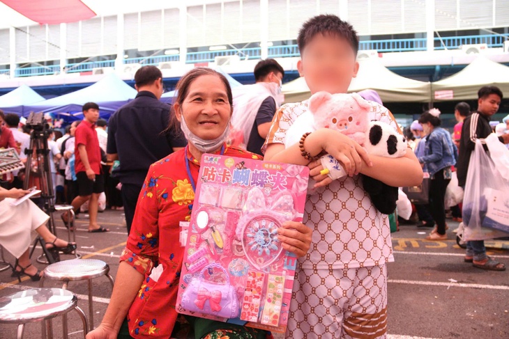 Gần 2.000 phần quà Trung thu tặng bệnh nhi Bệnh viện Nhi đồng 1 - Ảnh 6.