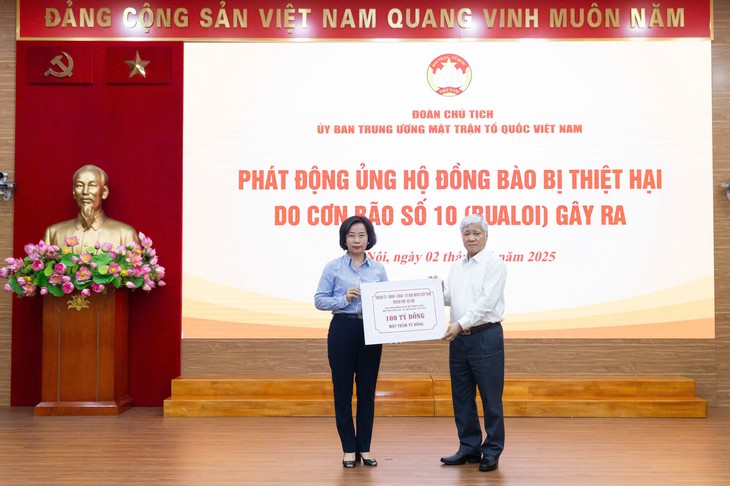 Tổng Bí thư Tô Lâm, Chủ tịch Quốc hội Trần Thanh Mẫn ủng hộ đồng bào khắc phục hậu quả bão số 10 - Ảnh 5.