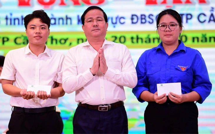 Cha mẹ đi lối riêng, 15 tuổi tự lo học phí và tiền thuốc cho bà, nữ sinh học bổ túc ước mơ làm hướng - Ảnh 6.