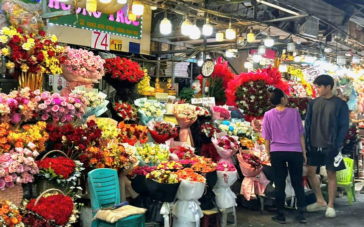 Hoa tươi 20-10 'nằm chờ' khách - Ảnh 5.
