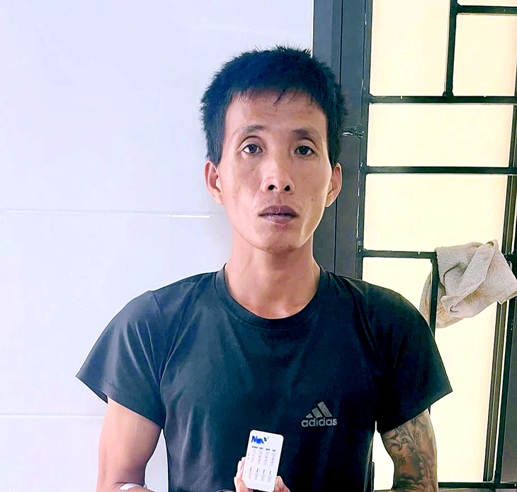 Bắt giữ người cha dượng dùng búa đinh đánh vào đầu bé gái lớp 5 - Ảnh 1.