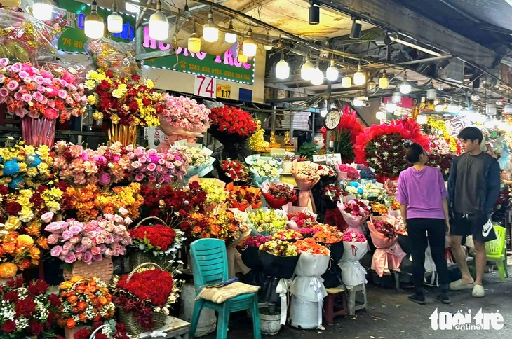 Lễ 20-10: Hoa hồng Trung Quốc lấn sân, kéo giá hoa trong nước giảm - Ảnh 1.