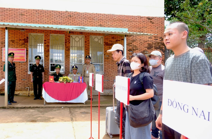 Tiếp nhận thêm nhiều người Việt ở Campuchia, 3 người khai bị bạn dụ bán qua biên giới - Ảnh 1.