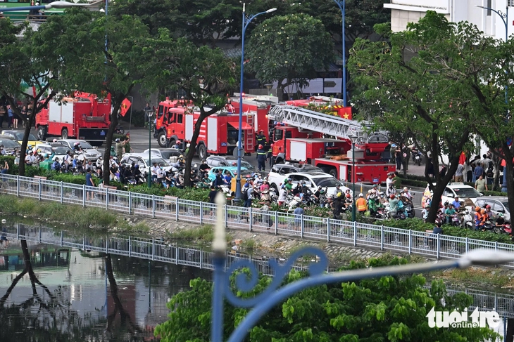Cháy căn hộ chung cư River Gate ở phường Khánh Hội - Ảnh 4.