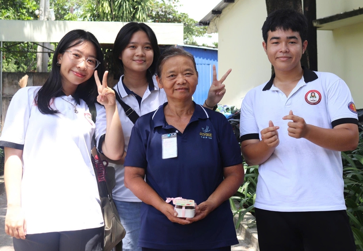 Sinh viên tự làm quà gửi yêu thương đến các cô lao công ngày 20-10 - Ảnh 1.