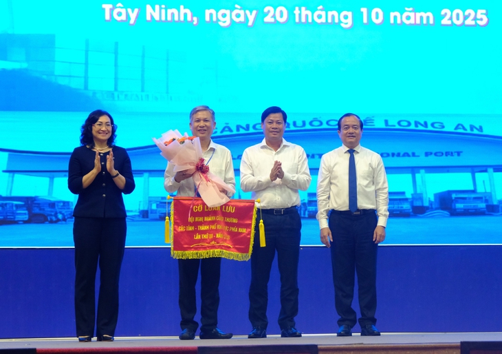Sản xuất công nghiệp nhiều tỉnh phía Nam tăng hai con số, nhưng nội lực còn yếu, phụ thuộc FDI - Ảnh 2.