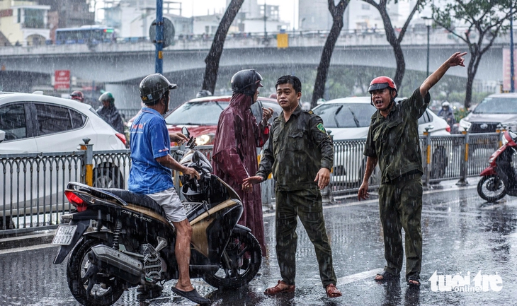 Cháy chung cư ở phường Khánh Hội: Cứu 2 người mắc kẹt và hướng dẫn 300 người thoát ra ngoài an toàn- Ảnh 4.