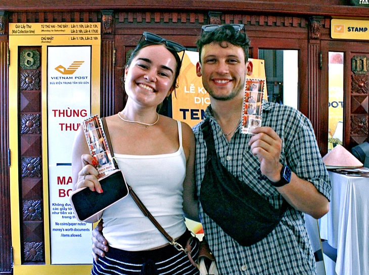 Photobooth tại Bưu điện TP.HCM hút khách nhờ tạo tem thư, postcard độc đáo - Ảnh 1.