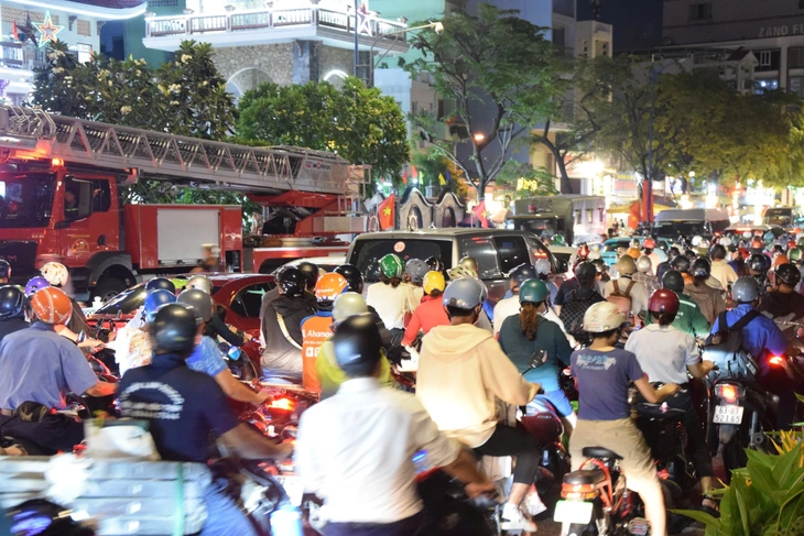 Cháy căn hộ chung cư River Gate ở phường Khánh Hội - Ảnh 9.