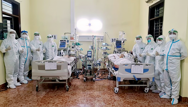 Trong đại dịch COVID-19, hai tiếng đồng bào thật thiêng liêng! - Ảnh 1.