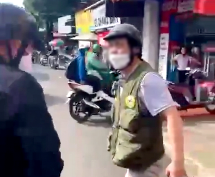 Lại thêm người đàn ông lao vào đánh người rồi hỏi: 'Mày biết tao là ai không?' - Ảnh 1.