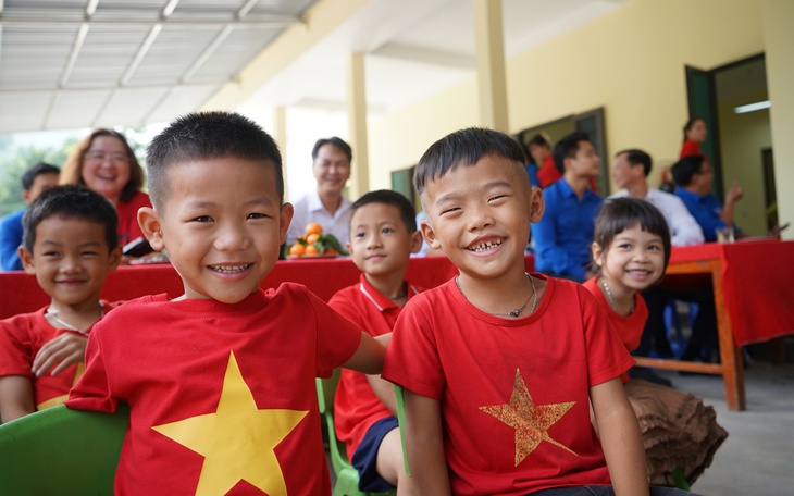 Thành đoàn TP.HCM tặng 1.500 suất quà cho học sinh vùng lũ Khánh Hòa  - Ảnh 5.