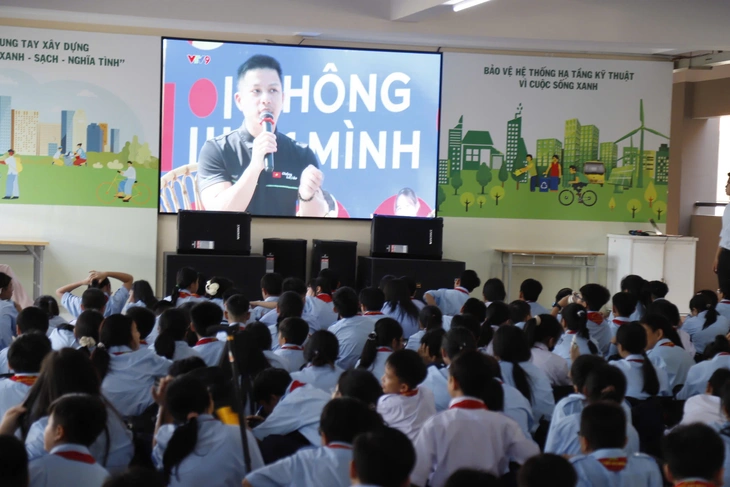 Học sinh, sinh viên TP.HCM hưởng ứng chiến dịch 'Không một mình - Cùng nhau an toàn trực tuyến' - Ảnh 5.