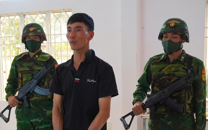 Biên phòng Tây Ninh bắt người giấu súng AK trong túi vợt cầu lông để xuất cảnh sang Campuchia - Ảnh 3.