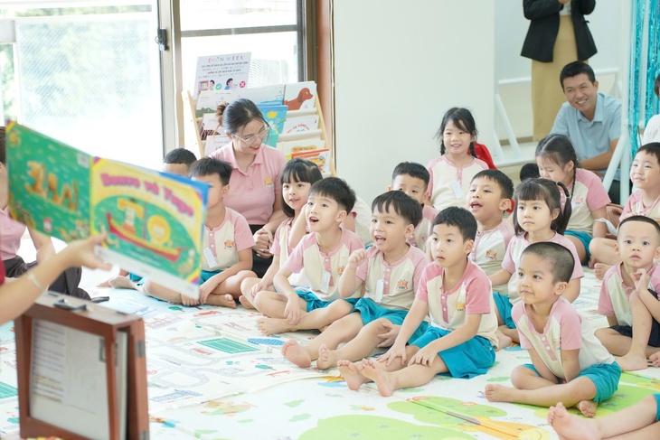 Những ánh mắt trẻ thơ ‘thèm’ sách - Ảnh 1. Những ánh mắt trẻ thơ ‘thèm’ sách - Ảnh 1.