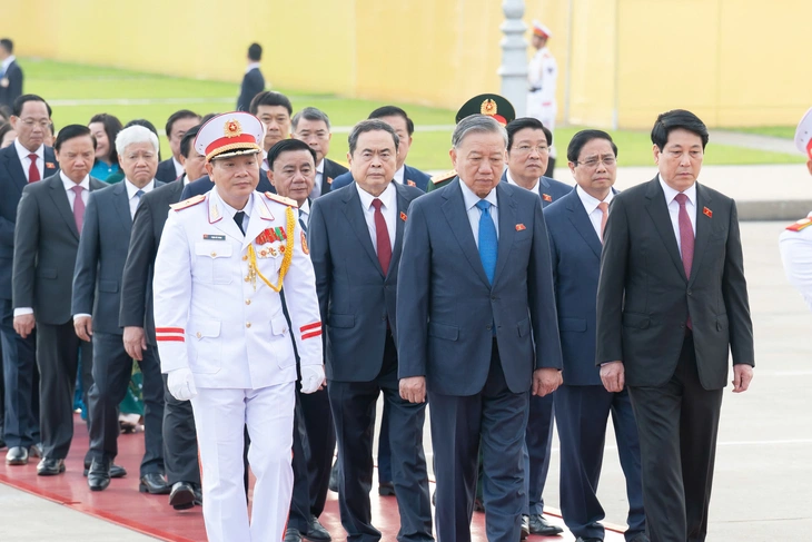 Lãnh đạo Đảng, Nhà nước, đại biểu Quốc hội vào lăng viếng Chủ tịch Hồ Chí Minh - Ảnh 3.