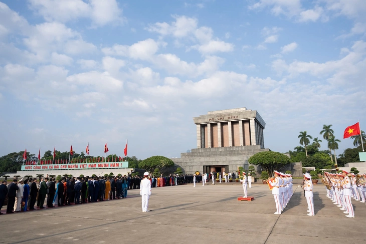 Lãnh đạo Đảng, Nhà nước, đại biểu Quốc hội vào lăng viếng Chủ tịch Hồ Chí Minh - Ảnh 6.
