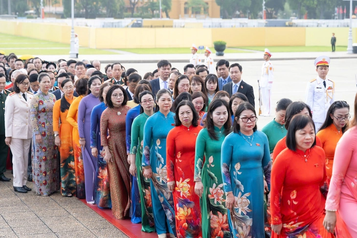 Lãnh đạo Đảng, Nhà nước, đại biểu Quốc hội vào lăng viếng Chủ tịch Hồ Chí Minh - Ảnh 5.