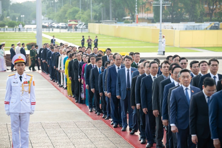 Lãnh đạo Đảng, Nhà nước, đại biểu Quốc hội vào lăng viếng Chủ tịch Hồ Chí Minh - Ảnh 4.