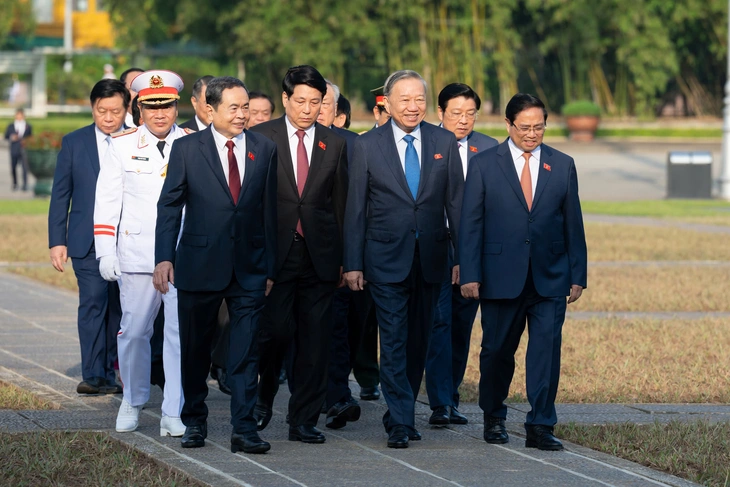 Lãnh đạo Đảng, Nhà nước, đại biểu Quốc hội vào lăng viếng Chủ tịch Hồ Chí Minh - Ảnh 7.