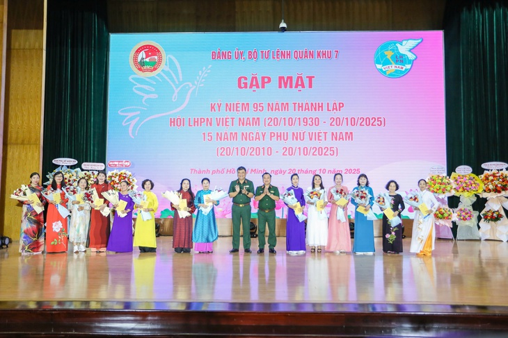 Nữ cán bộ chiến sĩ Quân khu 7 ‘trí tuệ, bản lĩnh, hậu phương vững chắc’ - Ảnh 1.