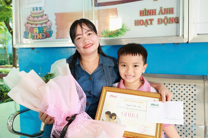 Nguyễn Hoàng Quỳnh Anh, cô bé lớp 2 đoạt giải kể chuyện sách thiếu nhi - Ảnh 3. kể chuyện sách - Ảnh 2.