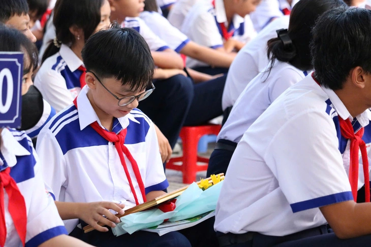 Nguyễn Hoàng Quỳnh Anh, cô bé lớp 2 đoạt giải kể chuyện sách thiếu nhi - Ảnh 4. Nguyễn Hoàng Quỳnh Anh, cô bé lớp 2 đoạt giải kể chuyện sách thiếu nhi - Ảnh 3.