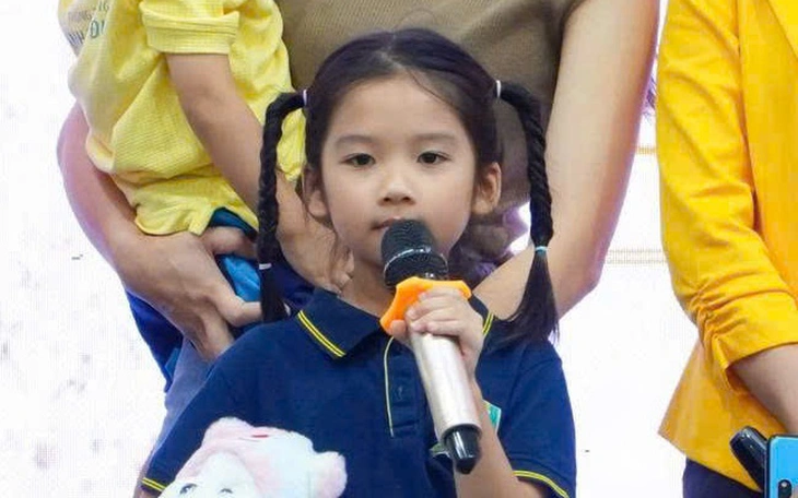 Khán phòng rớt nước mắt khi mẹ lên sân khấu thi kể chuyện cùng con - Ảnh 2.