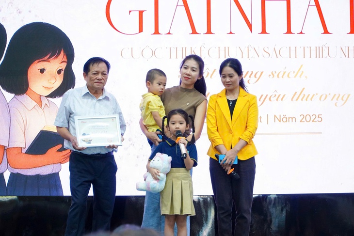 Nguyễn Hoàng Quỳnh Anh, cô bé lớp 2 đoạt giải kể chuyện sách thiếu nhi - Ảnh 1. kể chuyện sách - Ảnh 1.