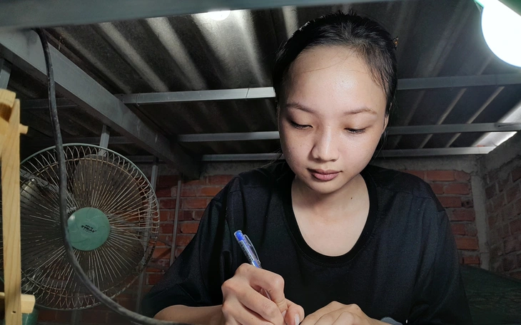 Thầy giáo ‘không rõ tên’ ở ĐH Tài chính - Marketing rút ví cho nữ SV nghèo mượn 15 triệu nhập học - Ảnh 2.