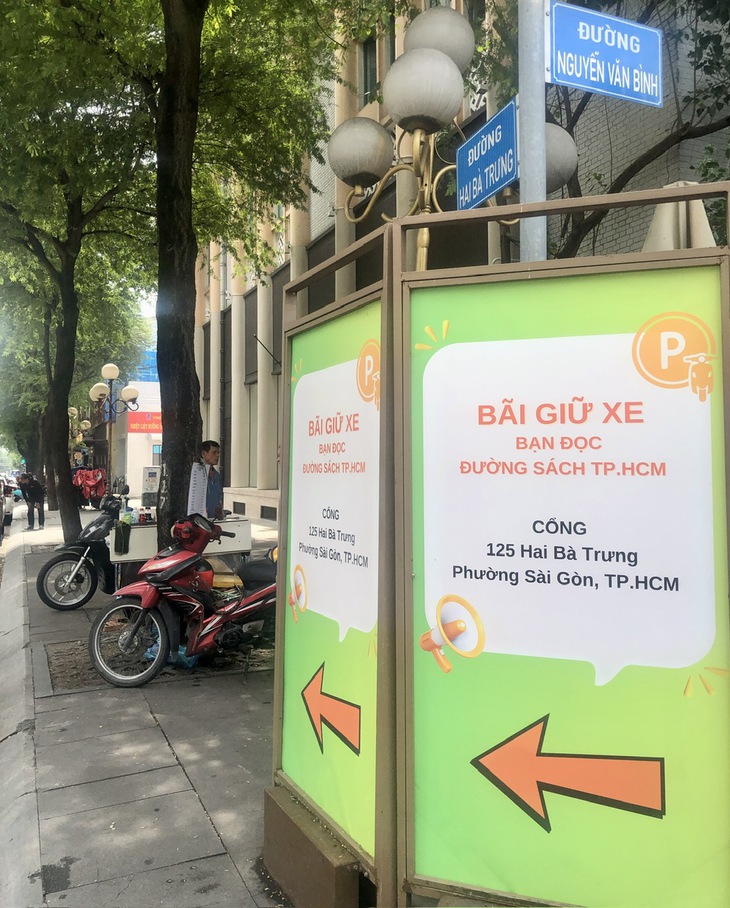 Đường sách TP.HCM có thể tái lập lại bãi giữ xe trên vỉa hè phục vụ độc giả - Ảnh 2. Đường sách TP.HCM - Ảnh 2.
