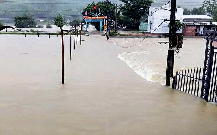 Bão Thần Gió không mạnh nhưng mang theo ‘quả bom nước’ khủng khiếp, bằng mưa nửa năm ở miền Nam - Ảnh 1.