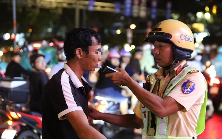 Lao động công ích chưa đủ, phải học về an toàn giao thông và ý thức công dân - Ảnh 2.
