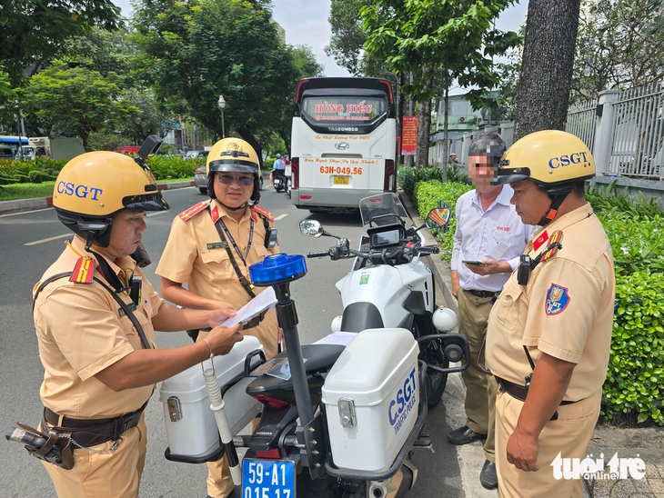 Nhiều xe khách hợp đồng 'trá hình' vi phạm ở trung tâm TP.HCM- Ảnh 1. Nhiều xe khách hợp đồng 'trá hình' vi phạm ở trung tâm TP.HCM- Ảnh 1.