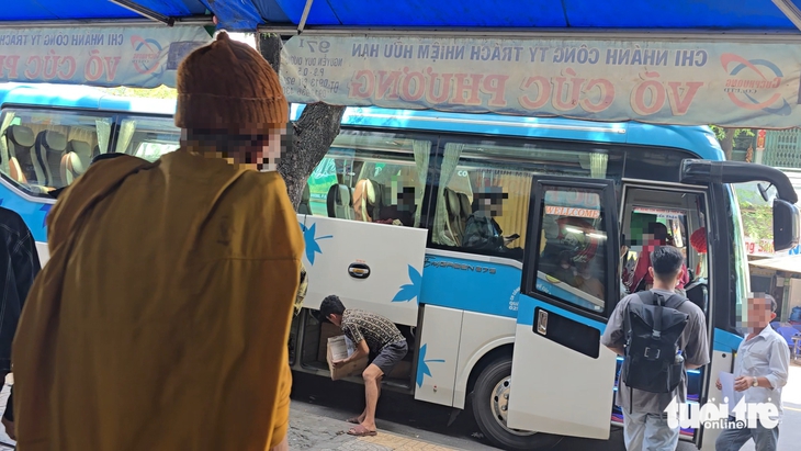Nhiều xe khách hợp đồng 'trá hình' vi phạm ở trung tâm TP.HCM- Ảnh 5. Nhiều xe khách hợp đồng 'trá hình' vi phạm ở trung tâm TP.HCM- Ảnh 5.