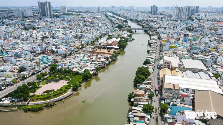 Đề án chỉnh trang nhà ven kênh rạch chậm tiến độ, TP.HCM giao việc cụ thể cho 3 phường- Ảnh 1.