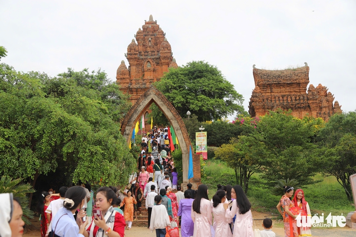 Du khách say mê với sắc màu lễ hội Katê 2025- Ảnh 1. Du khách say mê với sắc màu lễ hội Katê 2025- Ảnh 1.